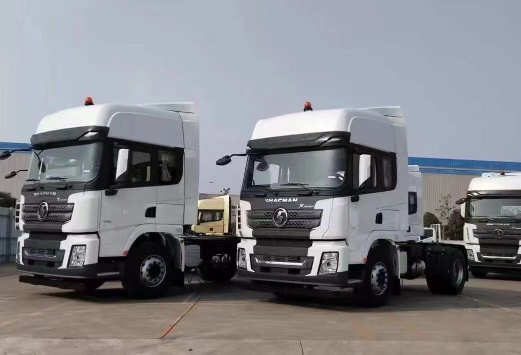 SHACMAN उच्च गुणवत्ता वाले ट्रैक्टर ट्रक X3000 4X2 डीजल इंजन 375HP यूरो वी 30-40tons रसद परिवहन ट्रैक्टर ट्रक