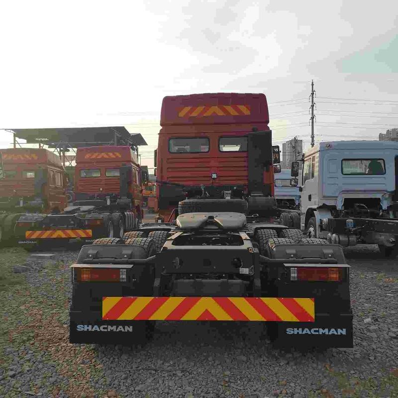 लाल SHACMAN F3000 375HP यूरो V 6 पहिया ट्रैक्टर सिर 4x2 WEICHAI इंजन