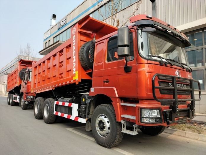 नीयन लाल भारी डंप ट्रक टक्कर को कम करने की प्रणाली 25T क्षमता 6x6 6x4 8x4 ड्राइव प्रकार 12 पहियों 1800 3200 1350 मिमी व्हील