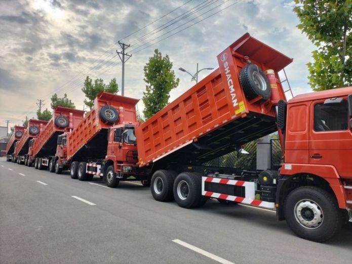नीयन लाल भारी डंप ट्रक टक्कर को कम करने की प्रणाली 25T क्षमता 6x6 6x4 8x4 ड्राइव प्रकार 12 पहियों 1800 3200 1350 मिमी व्हील